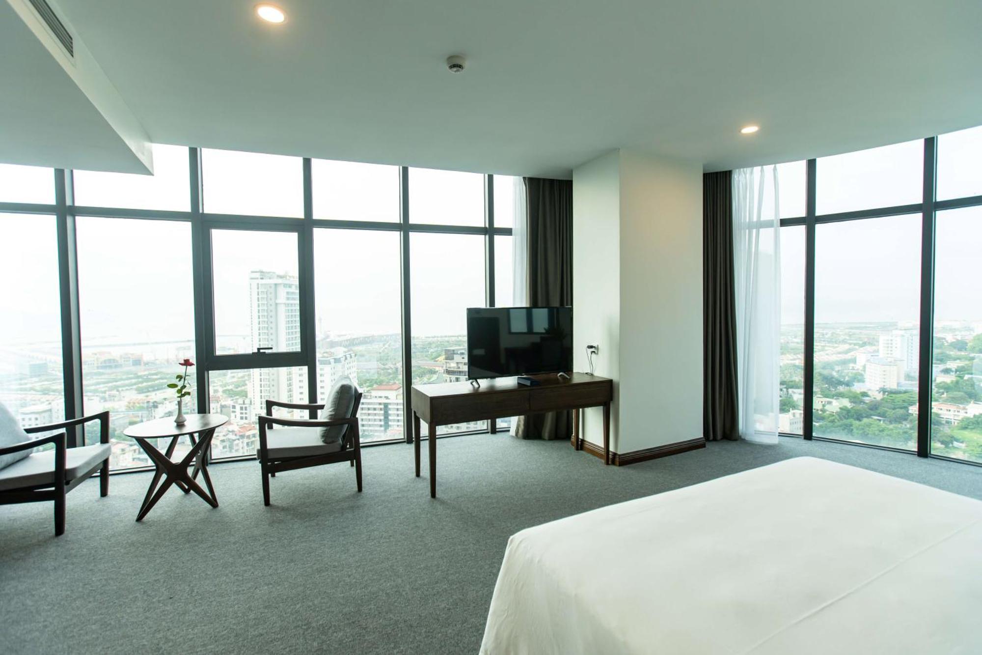Peace Hotel *