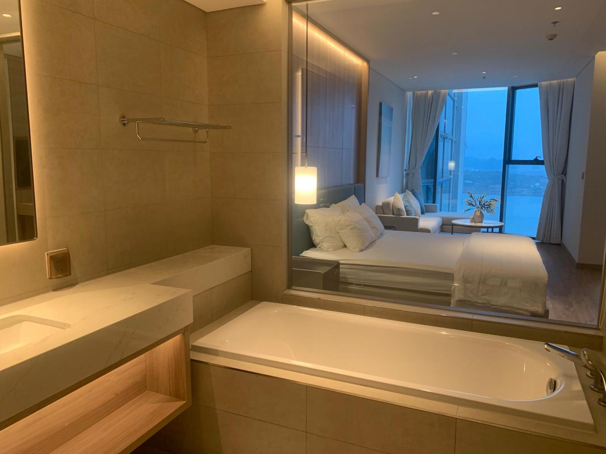 Alacarte Bay Ha Long