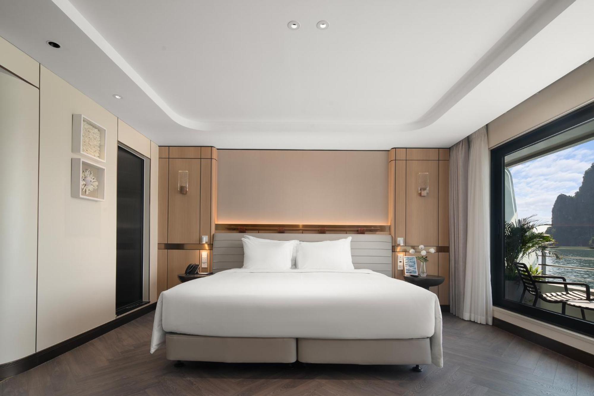 Halong Bay Cruises Botel 5*