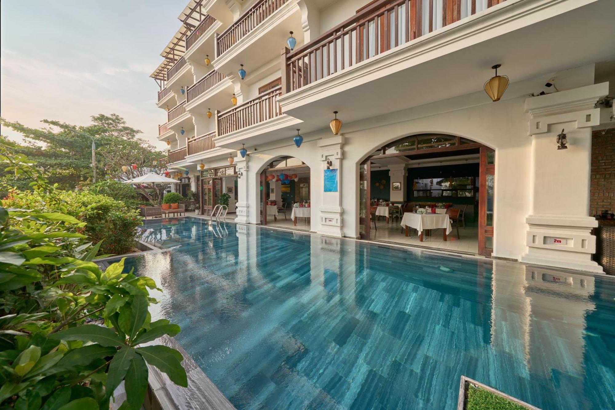 Odyssey & Hotel 4*