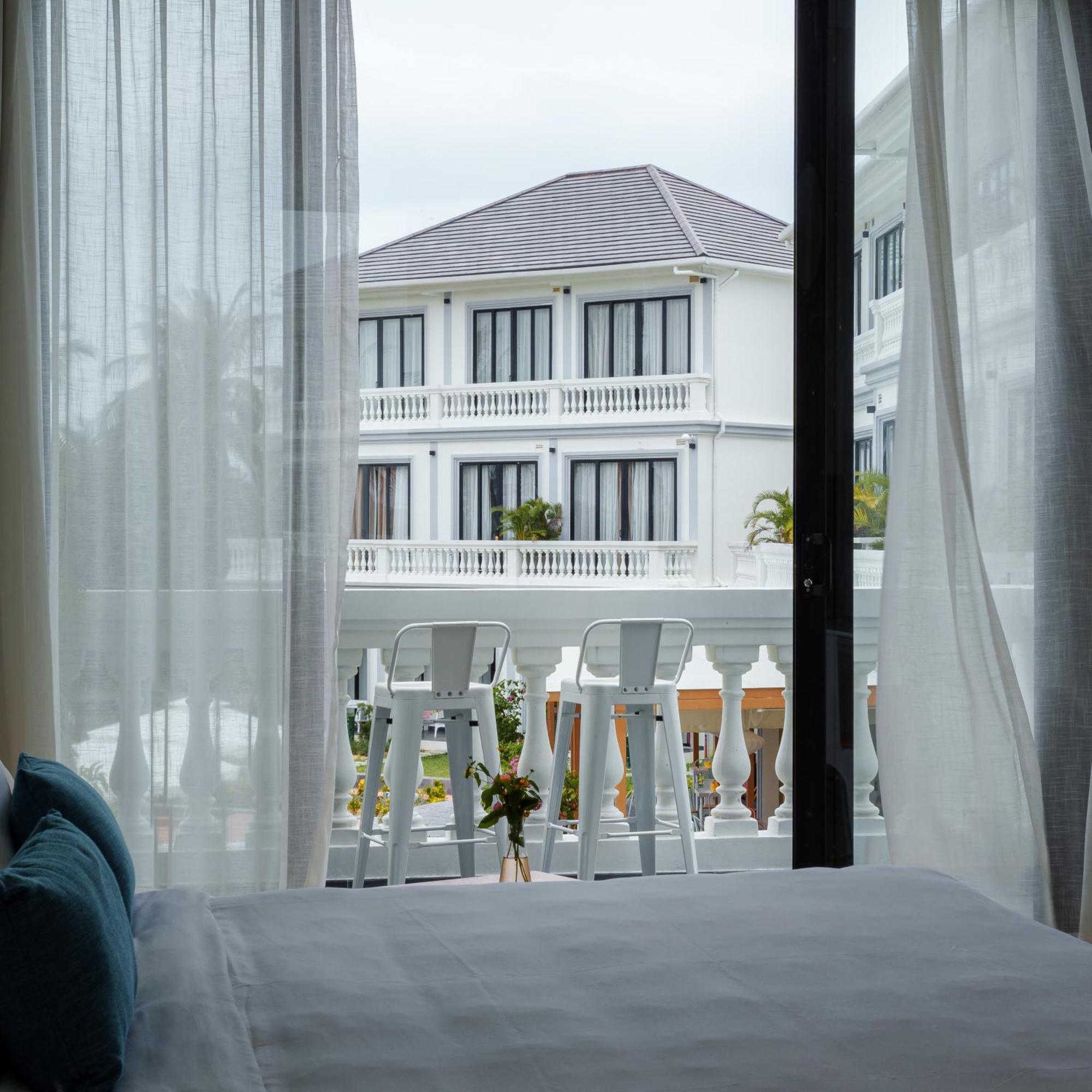 Moodhoian Riverside & 4*