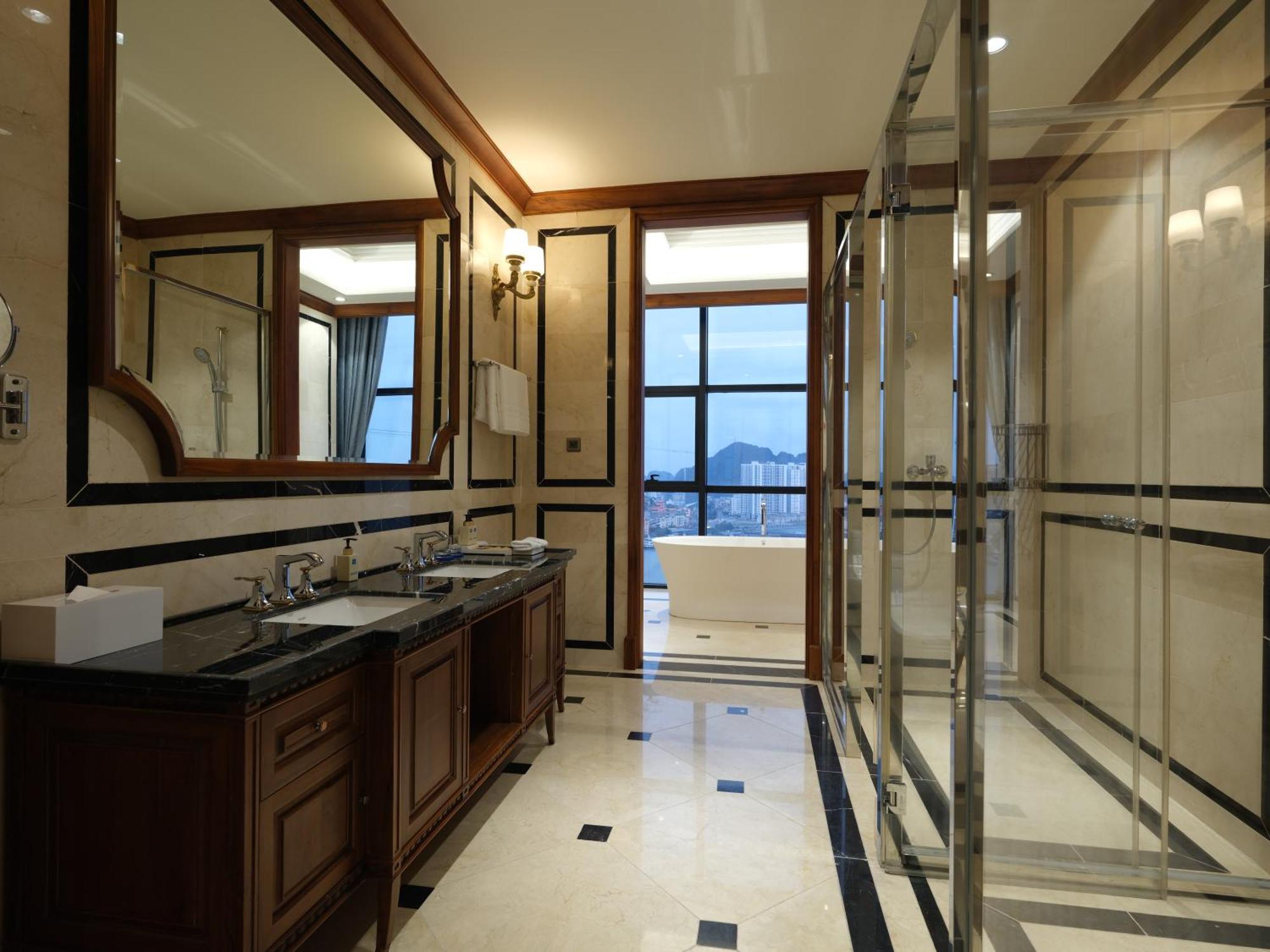 Wyndham Legend Halong 5*