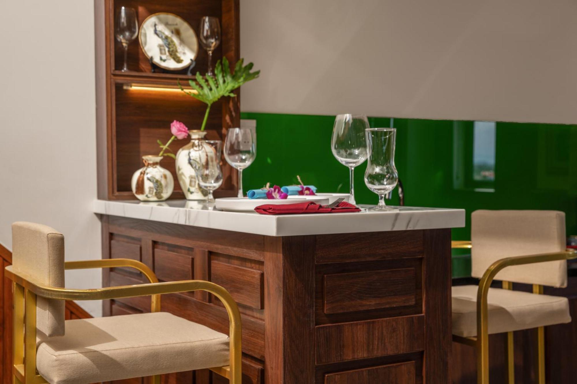Khách sạn Babylon Riverside & 5*