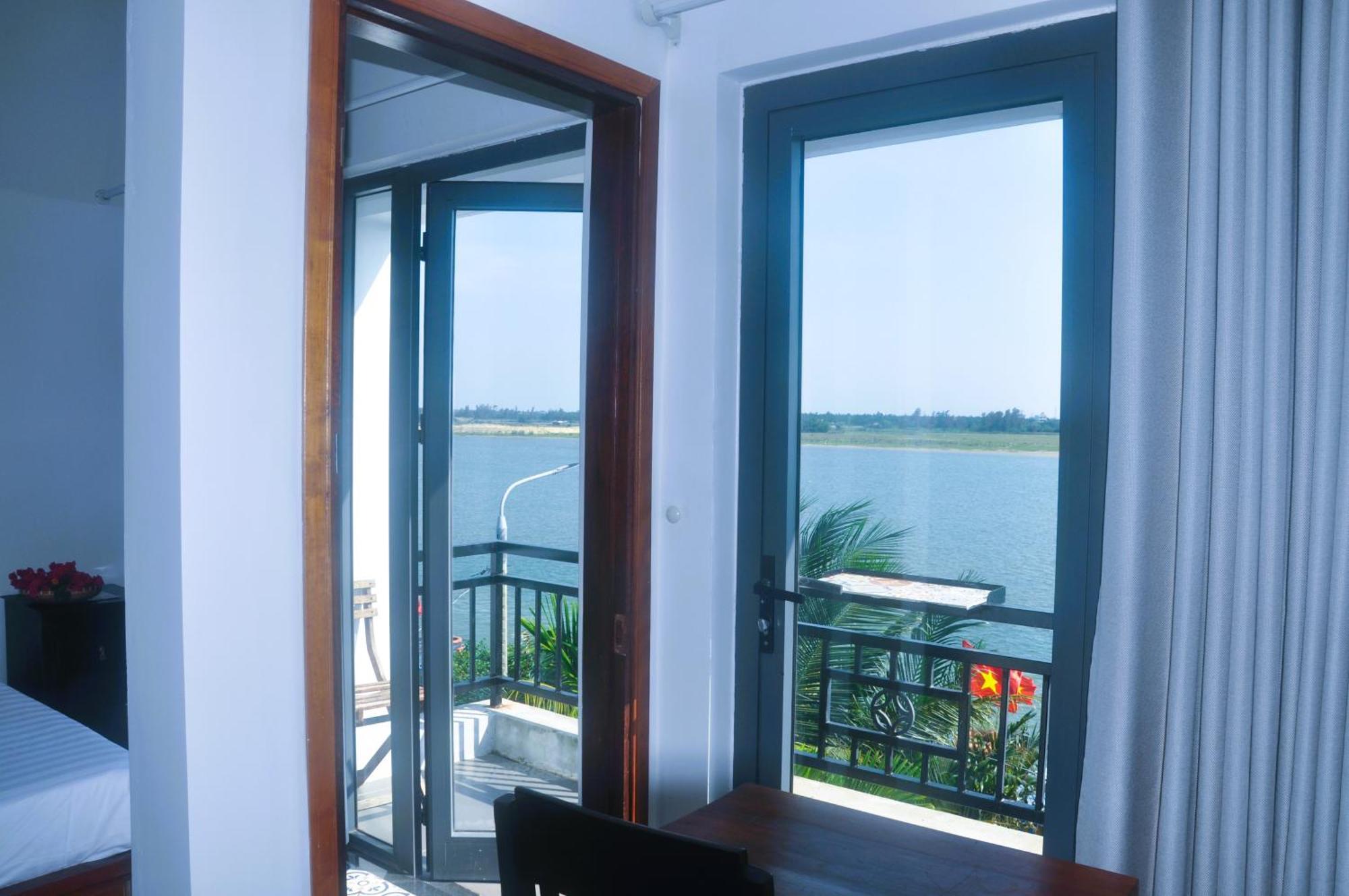 Autumn Bay Retreat Hotel