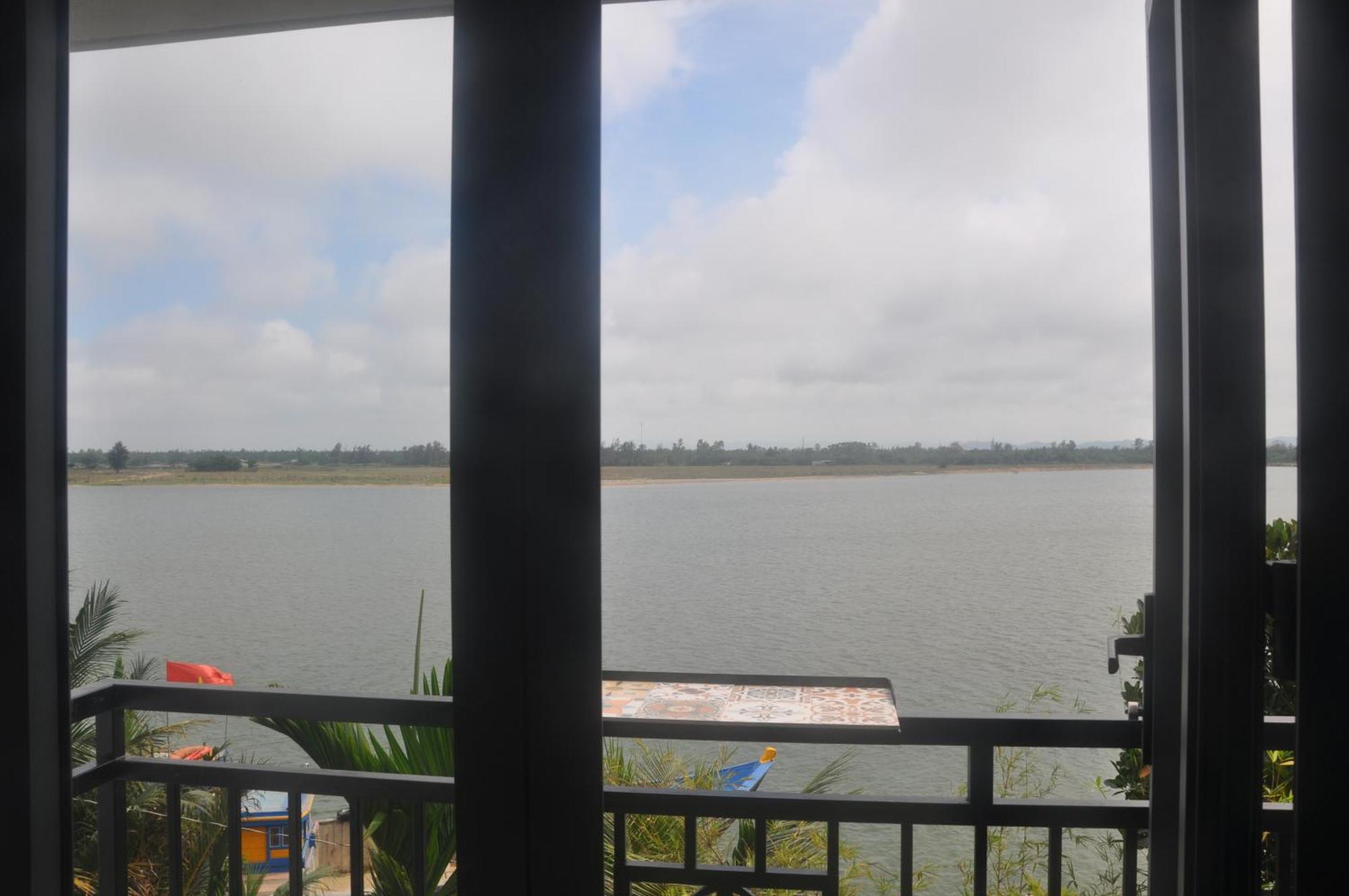 Autumn Bay Retreat Hotel