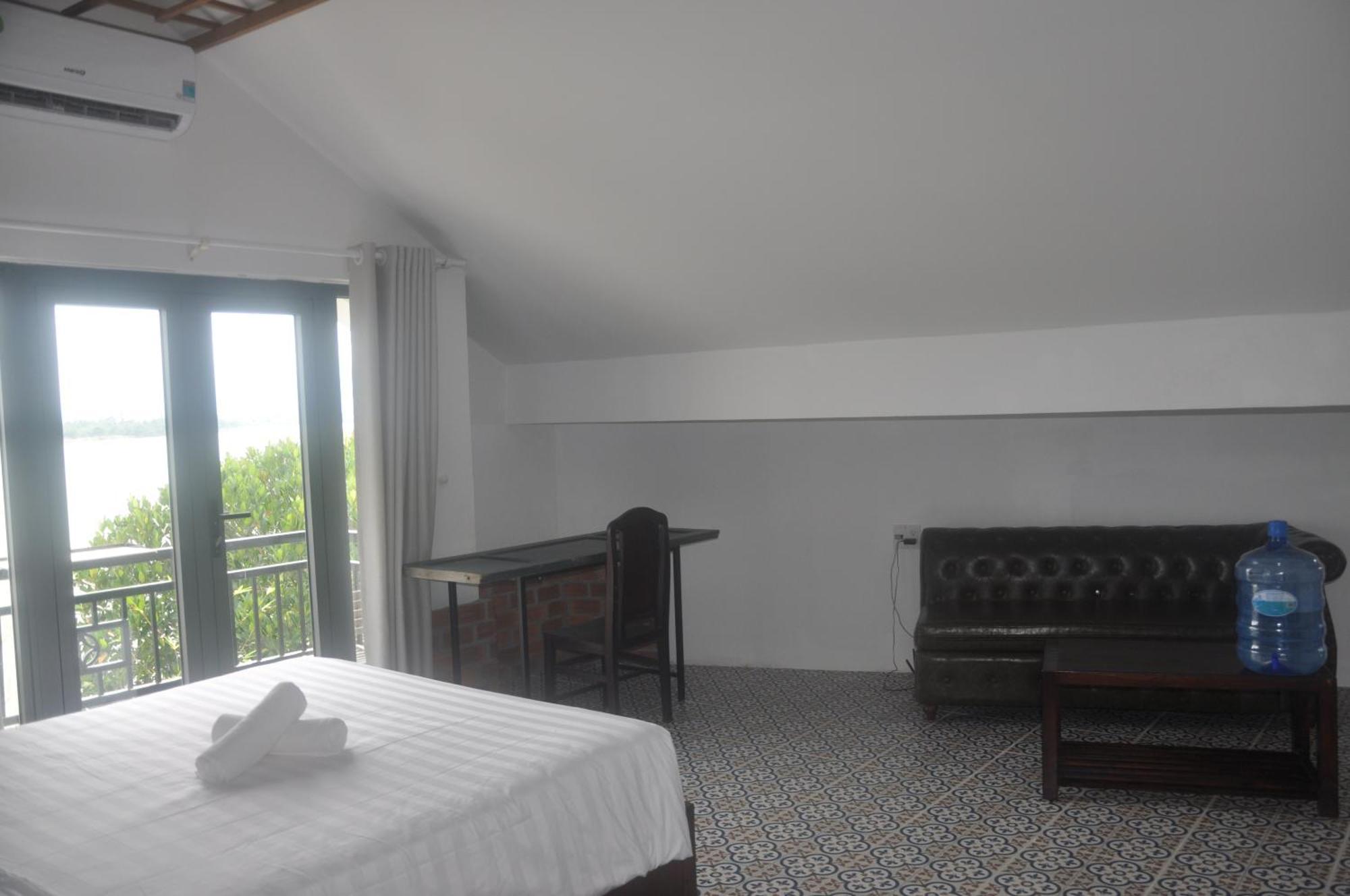Autumn Bay Retreat Hotel *
