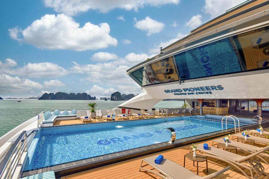 Botel Halong Bay Cruises