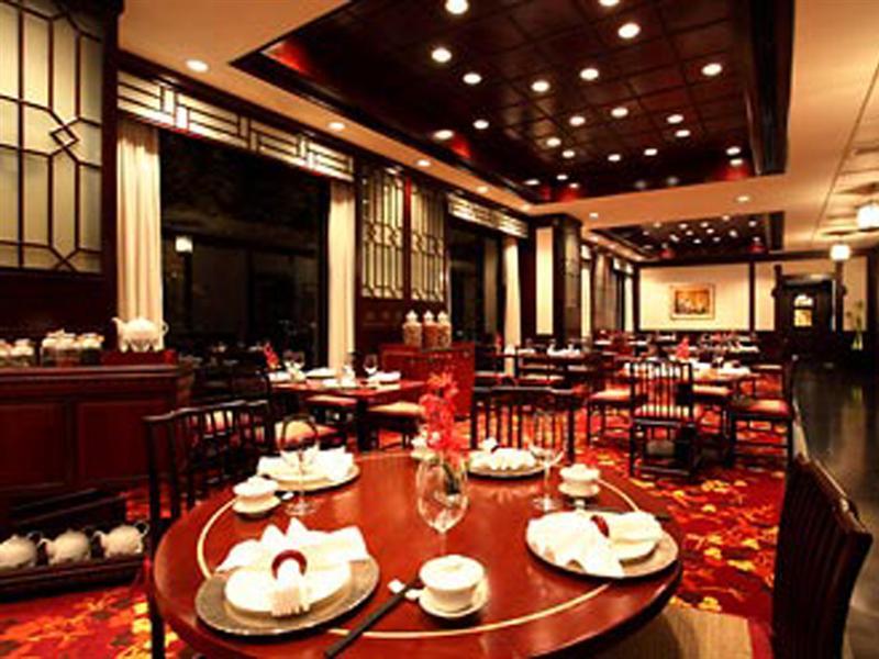 Hotel Renaissance Riverside Saigon 5*