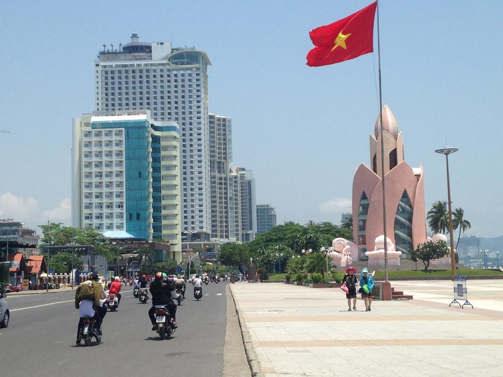 - Unit 3706 Căn hộ *