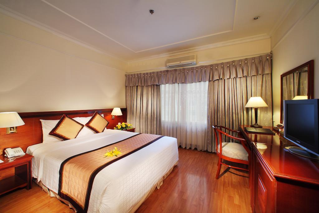 First Khách sạn 4*