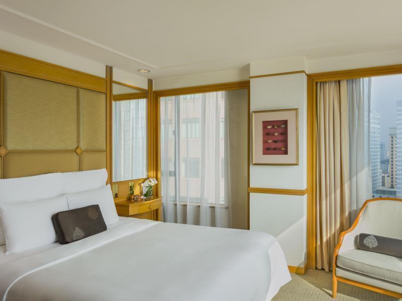 Renaissance Riverside Saigon 5*