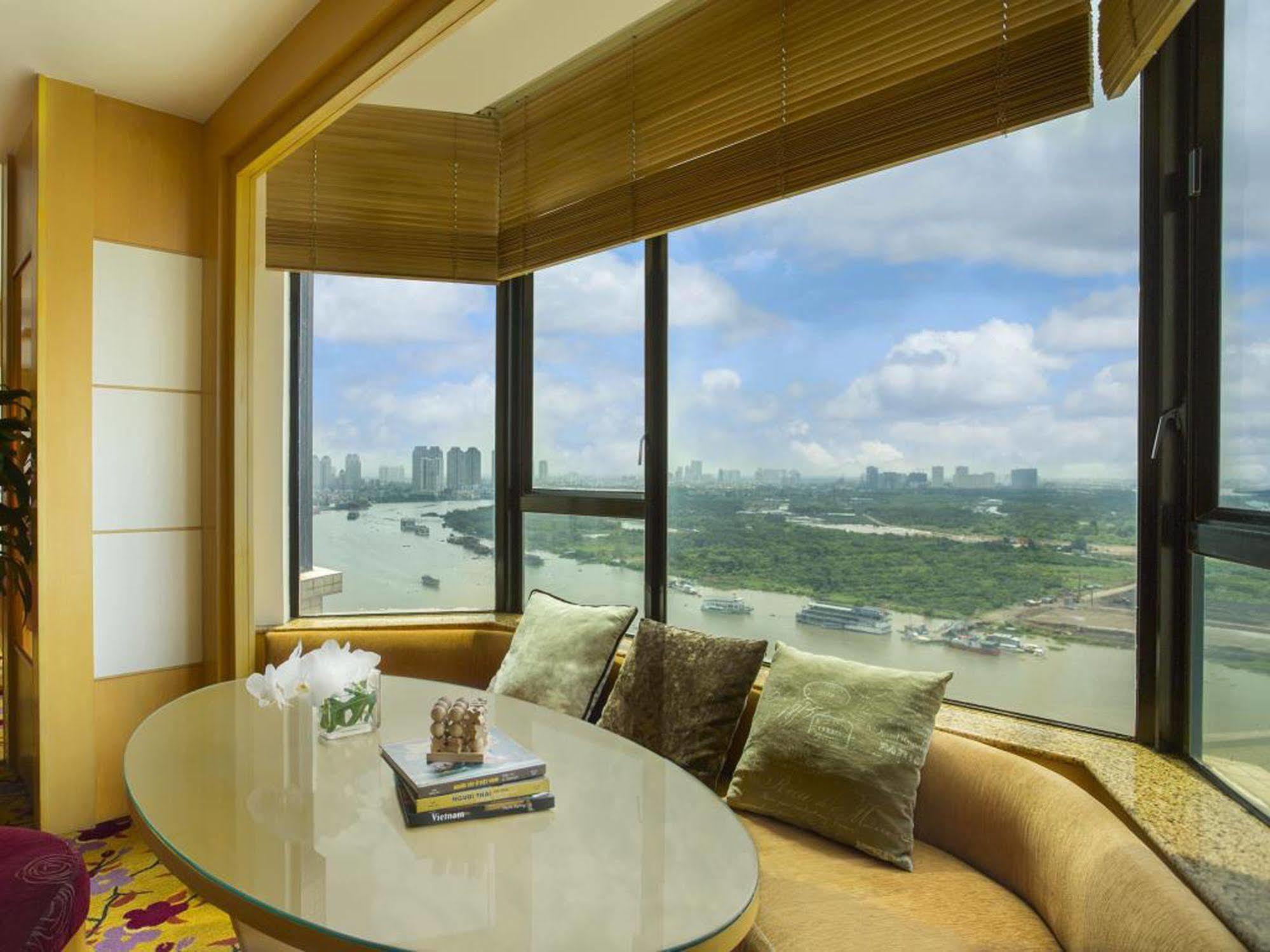 Hotel Renaissance Riverside Saigon