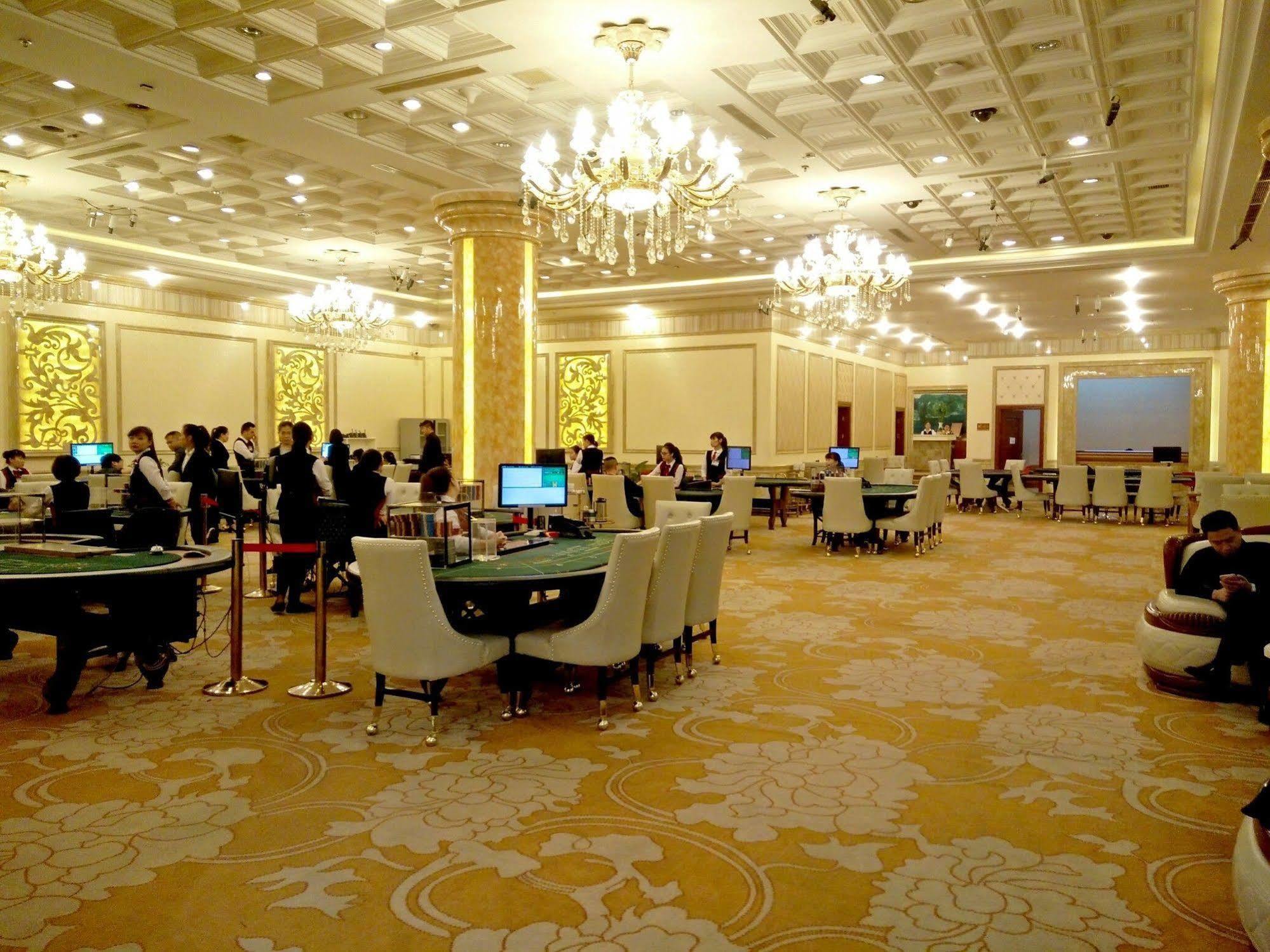 Hoàng Gia Hạ Long