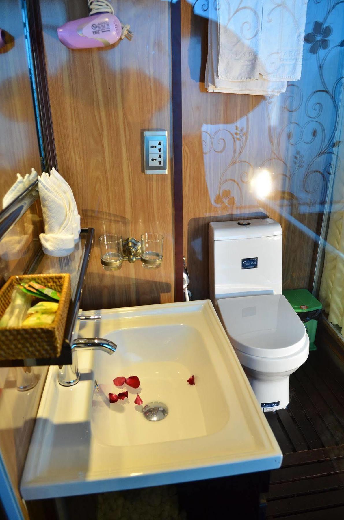 Garden Bay Luxury Cruise  Ha Long