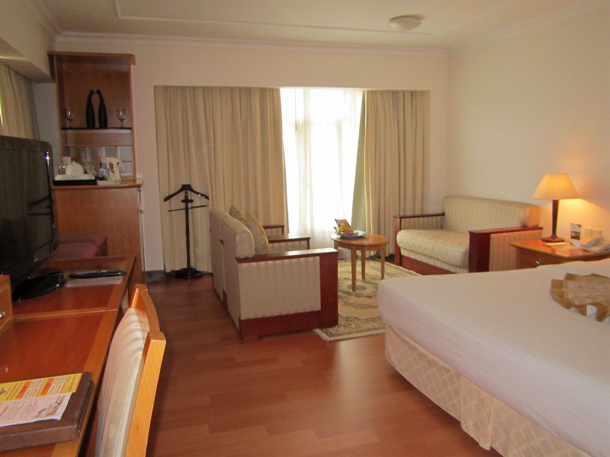First Khách sạn 4*